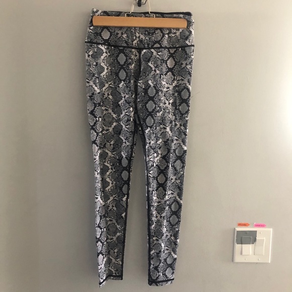 VICTORIA SECRET SPORT SNAKE PRINT LEGGINGS - Picture 2 of 3